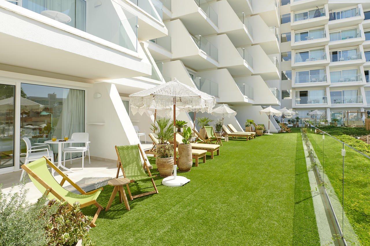 Iberostar Selection Playa De Palma Otel Playa de Palma  Dış mekan fotoğraf Artificial grass at a hotel